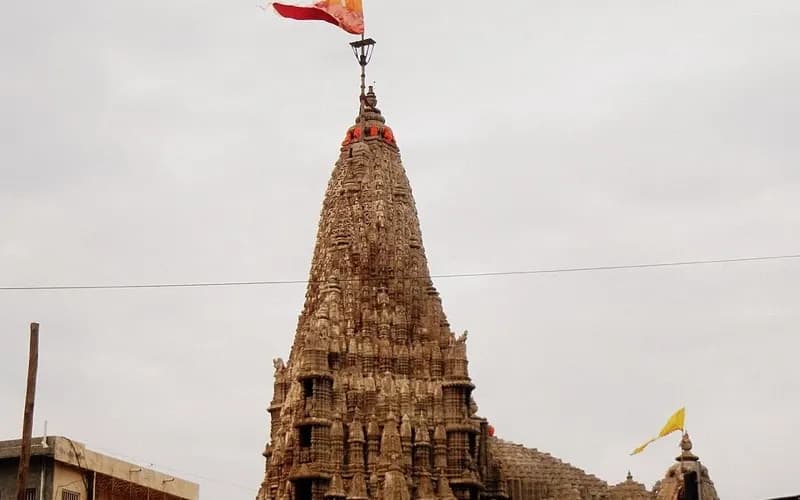 The carved shikhara and flag of the Dwarkadhish Temple